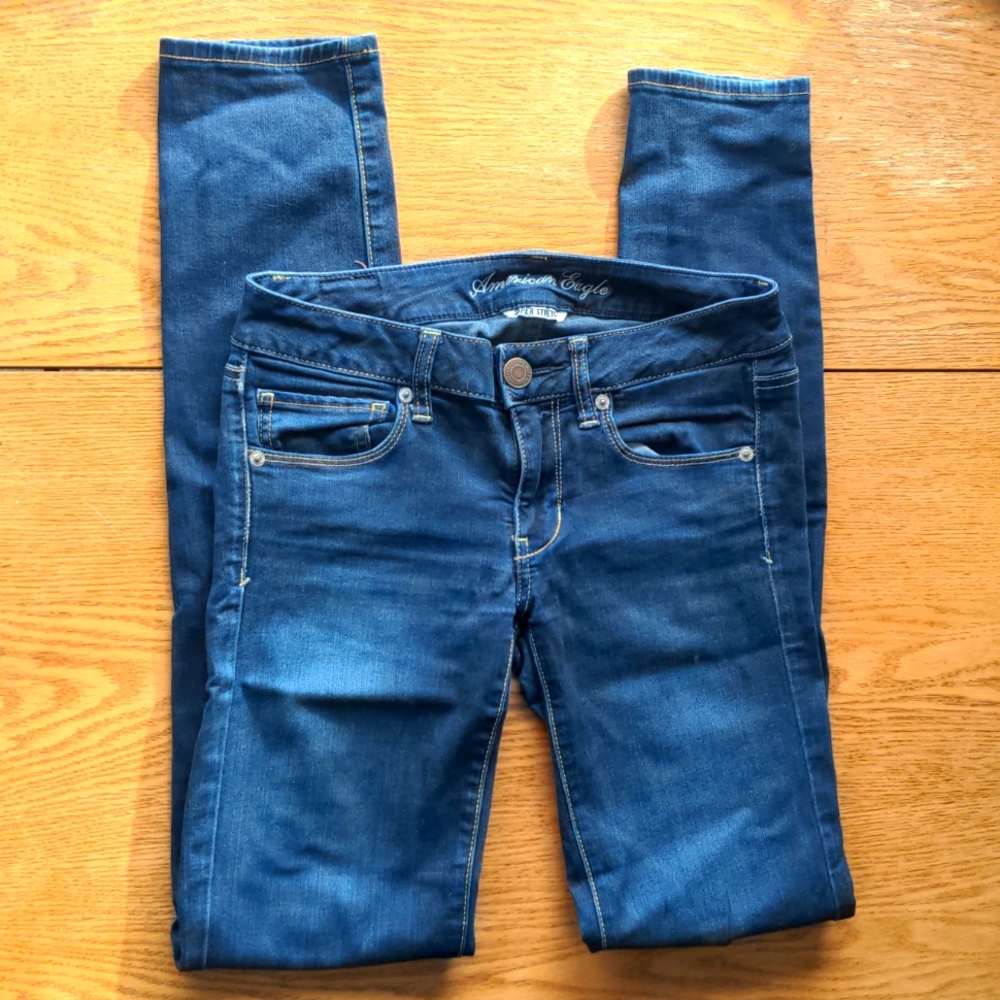 American eagle super stretch skinny blue jeans, size 6 LONG.